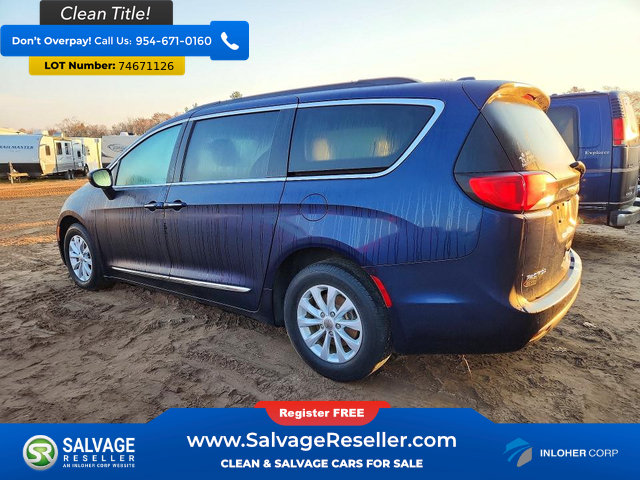 Used 2017 Chrysler Pacifica Touring-L FWD image 3