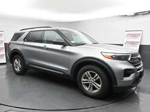 Used 2022 Ford Explorer XLT image 2