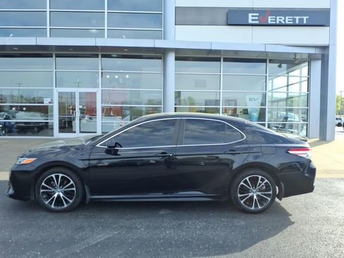 Used 2020 Toyota Camry SE image 4