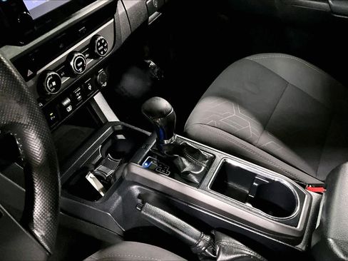 Used 2018 Toyota Tacoma TRD Off-Road w/ Technology Package image 17