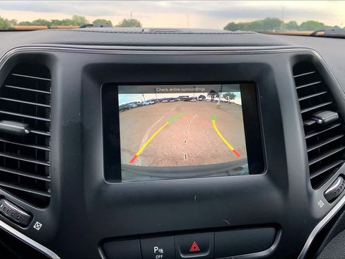 Used 2019 Jeep Cherokee Latitude Plus FWD image 27