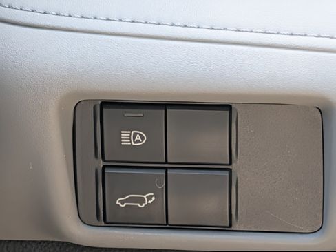 Used 2021 Toyota Highlander XLE AWD/4WD image 26