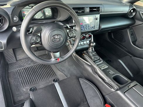 Used 2025 Toyota GR86 Premium w/ ALL Weather Mat Package (TMS) image 15