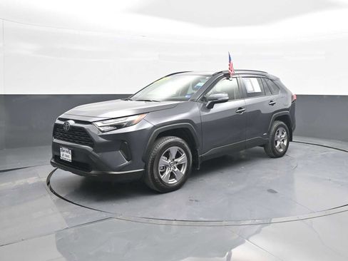 Used 2025 Toyota RAV4 XLE AWD/4WD image 4