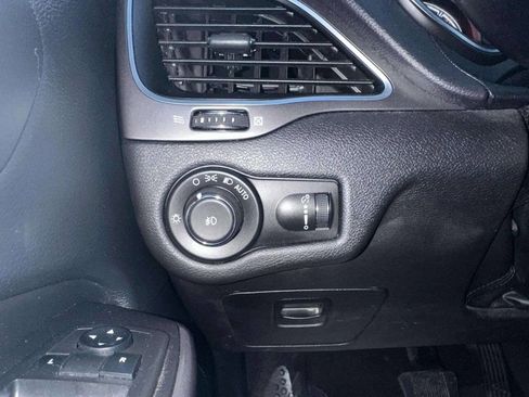 Used 2019 Jeep Cherokee Latitude w/ Popular Appearance Group FWD image 27