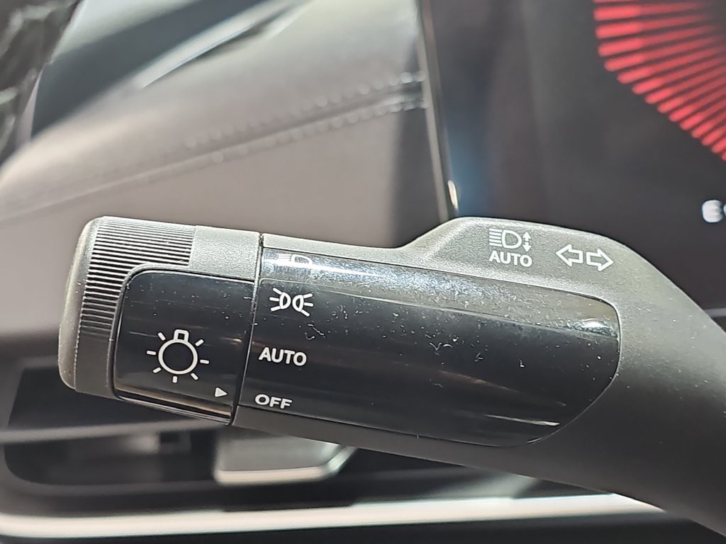 Used 2025 Kia Carnival FWD image 31
