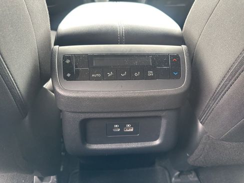 Used 2025 Nissan Pathfinder SV image 17