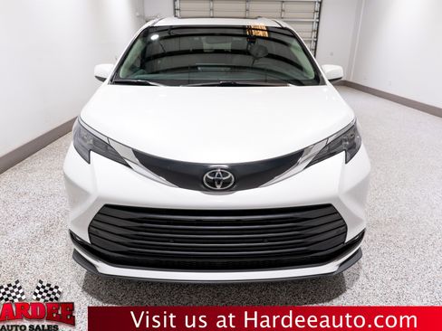 Used 2026 Toyota Sienna XLE FWD image 7