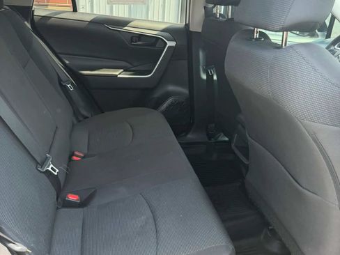 Used 2021 Toyota RAV4 LE AWD/4WD image 19