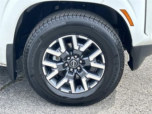 Used 2024 Nissan Frontier SL w/ Technology Package image 9