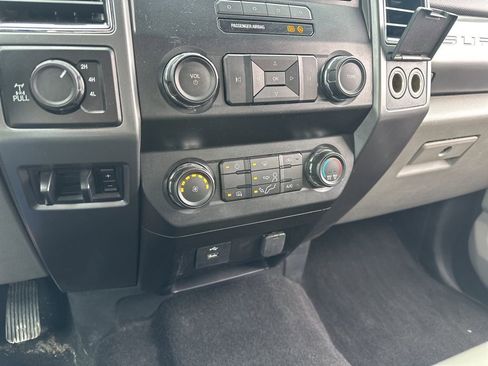 Used 2019 Ford F250 XLT w/ XLT Value Package image 41