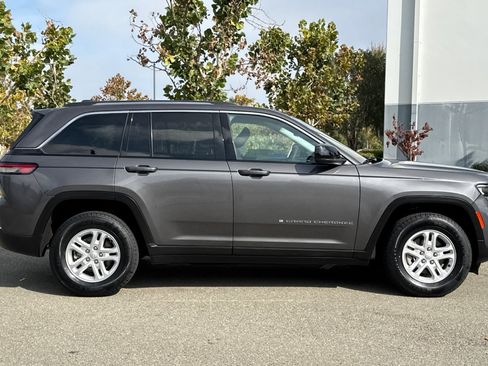 Used 2023 Jeep Grand Cherokee Laredo image 3