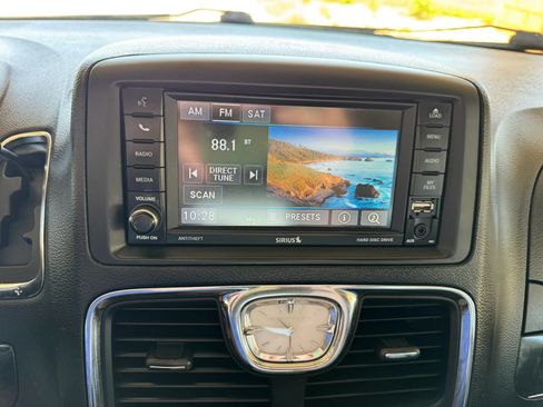 Used 2014 Chrysler Town & Country Touring FWD image 14