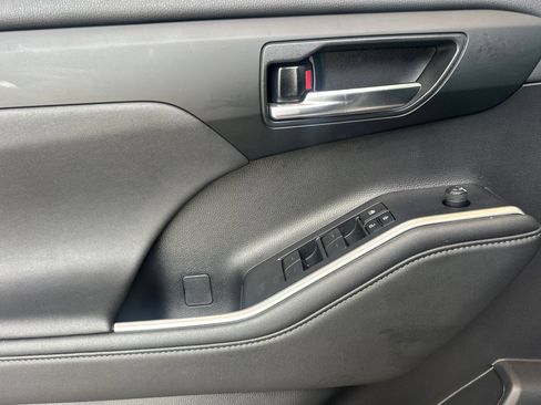 Certified 2023 Toyota Highlander XLE AWD/4WD image 13