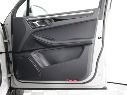 Certified 2025 Porsche Macan image 23