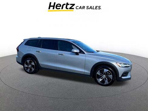 Used 2025 Volvo V60 B5 Cross Country Plus image 1