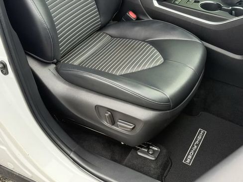 Used 2022 Toyota Highlander XSE FWD image 19