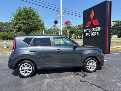 Used 2025 Kia Soul LX w/ LX Technology Package FWD image 2