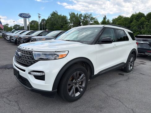 Used 2023 Ford Explorer XLT w/ Equipment Group 202A AWD/4WD image 4