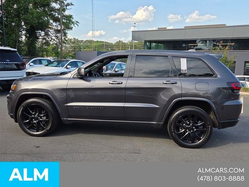 Used 2017 Jeep Grand Cherokee Altitude AWD/4WD image 3