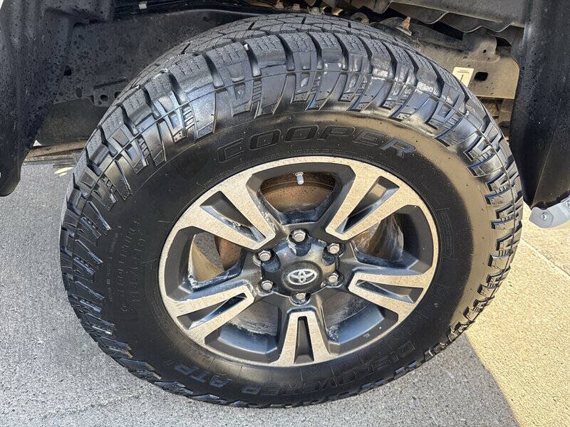 Used 2016 Toyota Tacoma TRD Sport AWD/4WD image 15