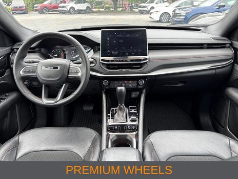 Used 2025 Jeep Compass Trailhawk AWD/4WD image 12