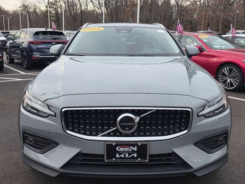 Used 2025 Volvo V60 B5 Cross Country Plus image 2