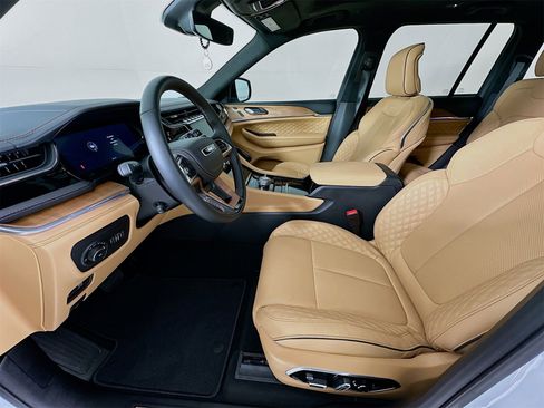 Used 2025 Jeep Grand Cherokee Summit image 23