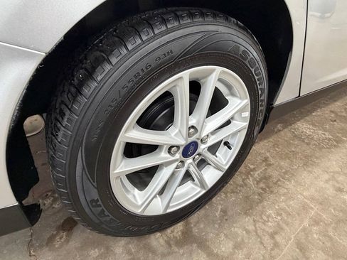 Used 2016 Ford Focus SE w/ SE Cold Weather Package FWD image 9