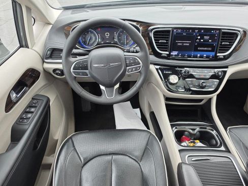 Used 2023 Chrysler Pacifica Limited FWD image 30