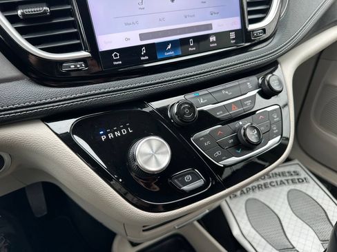 Certified 2023 Chrysler Pacifica Touring-L FWD image 8