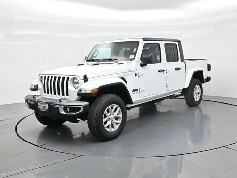 Used 2023 Jeep Gladiator Sport image 2