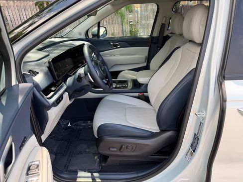 Used 2025 Kia Carnival EX FWD image 3