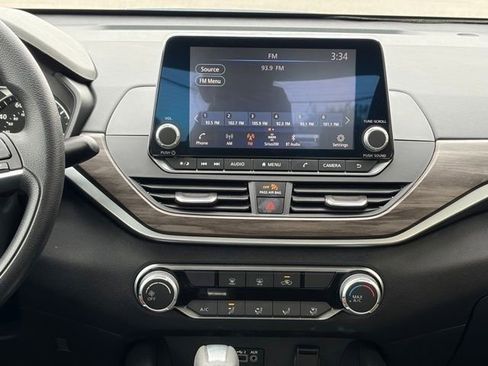Used 2025 Nissan Altima 2.5 SV FWD image 4