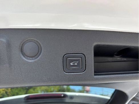 Used 2020 Chevrolet Equinox LT image 44