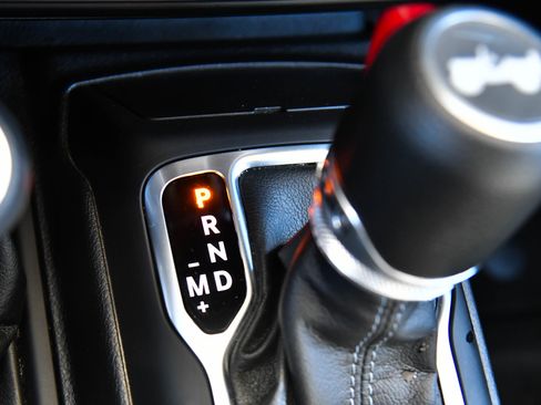 Used 2025 Jeep Wrangler Sahara image 29