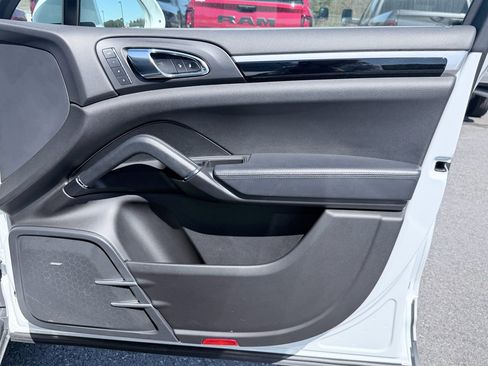 Used 2015 Porsche Cayenne S image 31