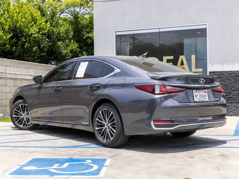 Used 2022 Lexus ES 300h w/ Accessory Package FWD image 10