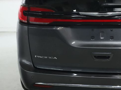 Used 2023 Chrysler Pacifica Touring-L image 42