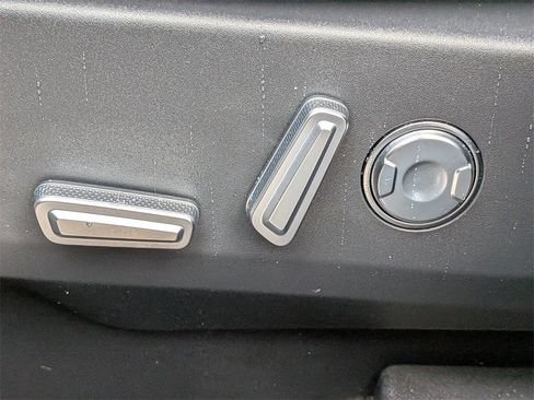 Used 2025 Lincoln Nautilus Premier image 21