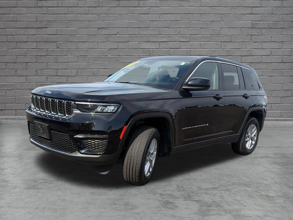 Used 2023 Jeep Grand Cherokee Laredo X AWD/4WD image 3