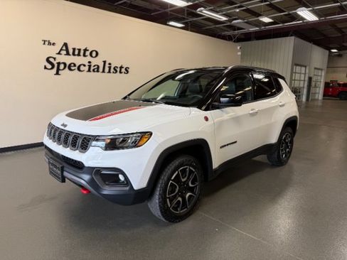 Used 2025 Jeep Compass Trailhawk AWD/4WD image 1