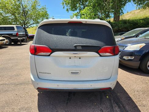 Used 2018 Chrysler Pacifica Touring-L FWD image 24