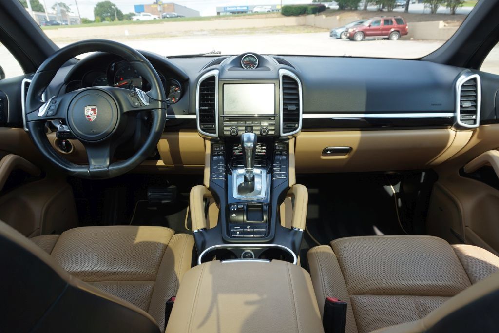 Used 2014 Porsche Cayenne Platinum Edition AWD/4WD image 31
