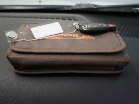 Used 2018 Jeep Cherokee Latitude w/ Altitude Package image 36