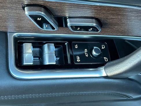 Used 2025 Land Rover Range Rover SE image 12