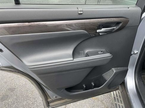 Used 2023 Toyota Highlander Platinum image 22