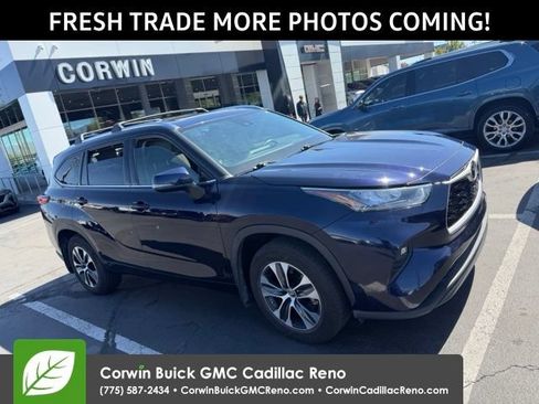 Used 2020 Toyota Highlander XLE AWD/4WD image 2