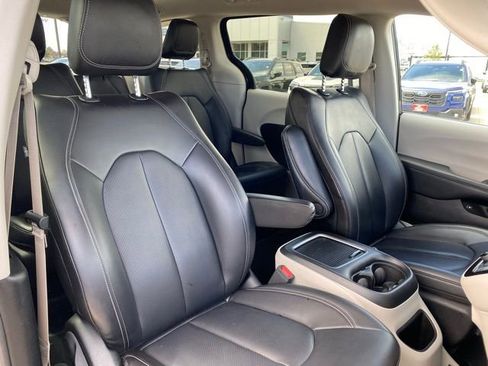 Used 2023 Chrysler Pacifica Touring-L FWD image 9
