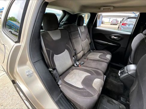 Used 2015 Jeep Cherokee Sport FWD image 20